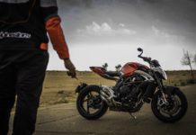 MV-Agusta-Brutale-800-riding