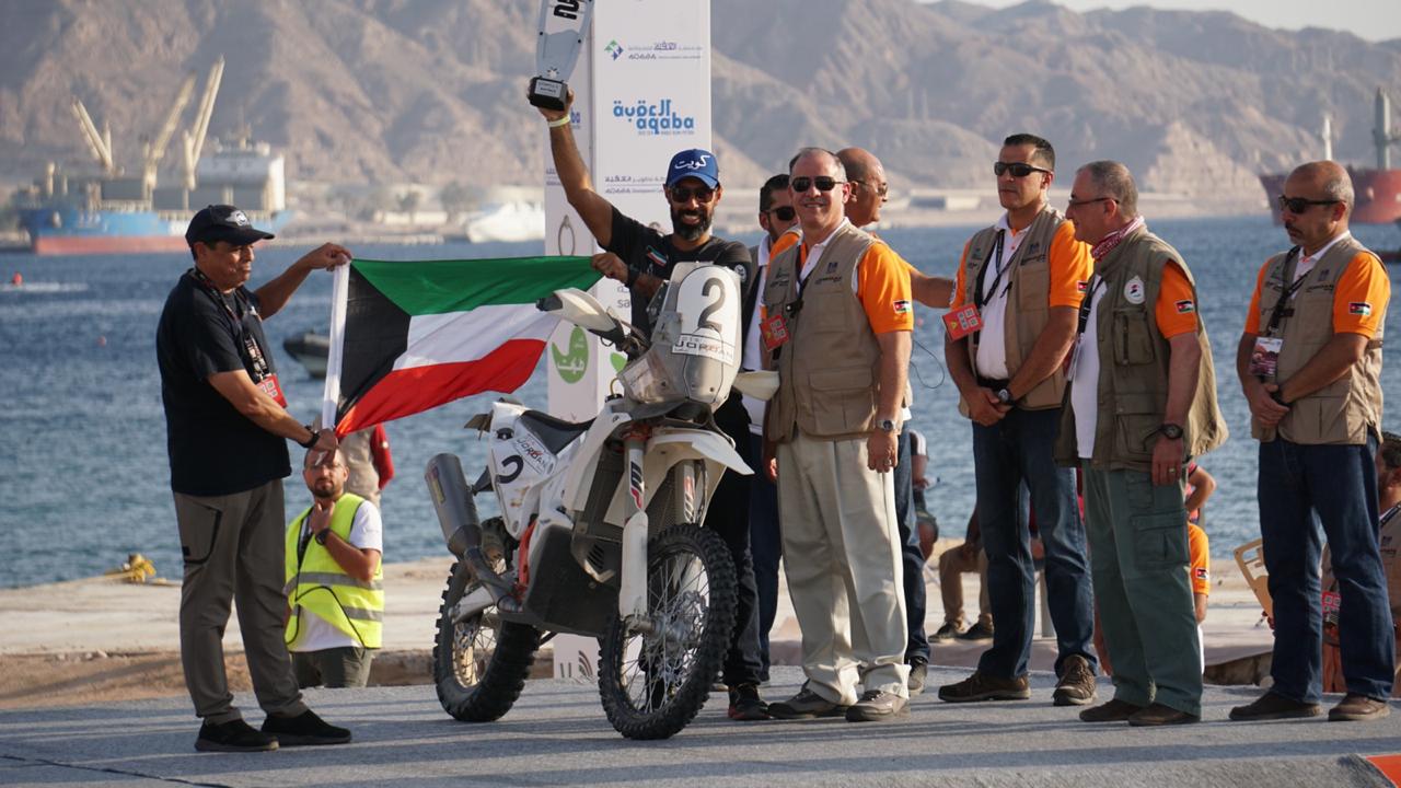 Abdullah ABU AISHEH pushing Sultan to service area-Jordan Baja 2019-uae-dubai