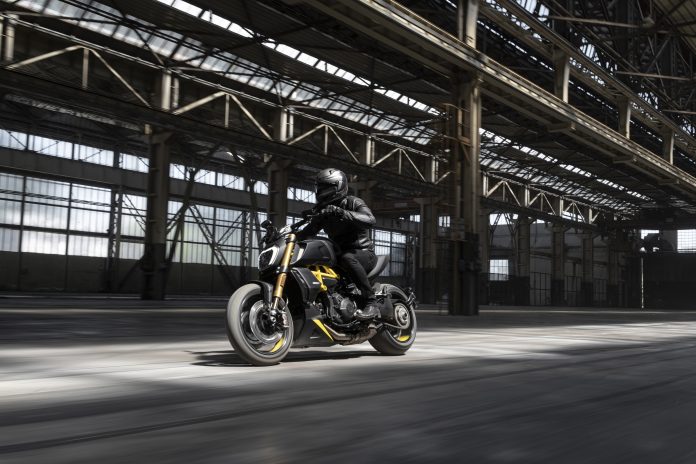 Ducati Diavel 1260 S Black and Steel action