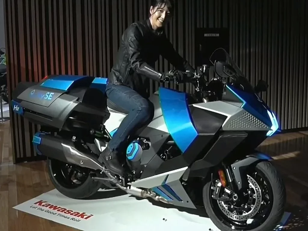 Kawasaki-H2-HySE-hydrogen-motorcycle-with rider