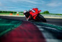 2025 ducati panigale v4 knee down