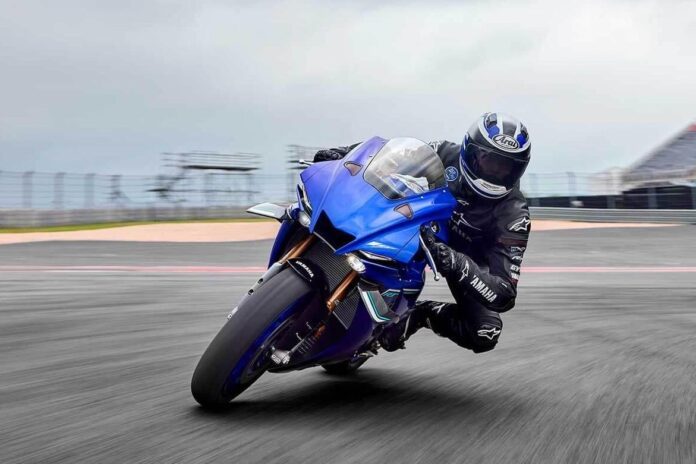 2025 yamaha r1 corner