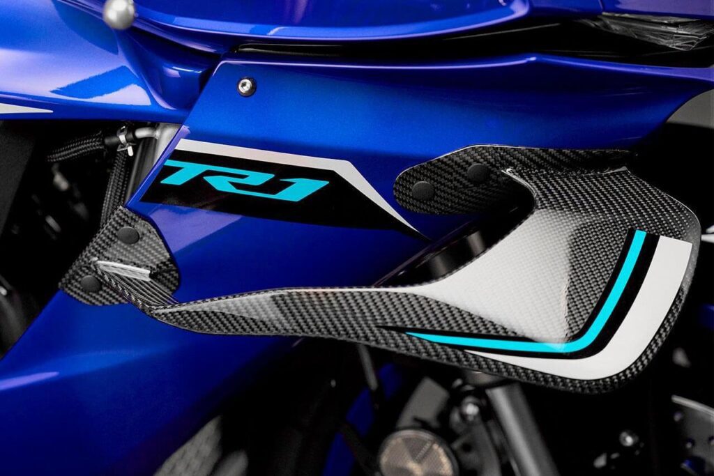 2025 yamaha r1 winglet