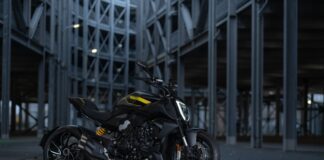 2025 Ducati Diavel V4 Black Roadster front quarter