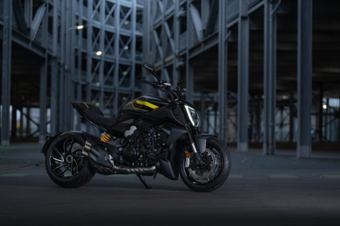 2025 Ducati Diavel V4 Black Roadster front quarter