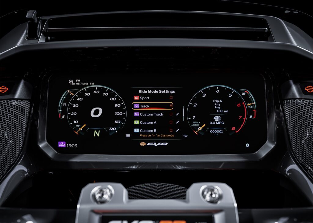 harley-davidson-CVO Road Glide RR dash