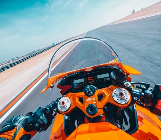 2026-ktm-990-rc-r-cockpit