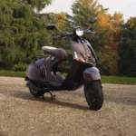 Vespa 946 Horse front quarter