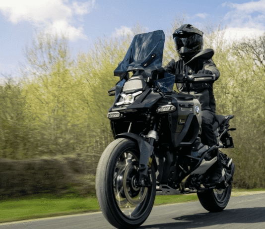 BMW R 1300 GS Adventure Dark Edition front quarter
